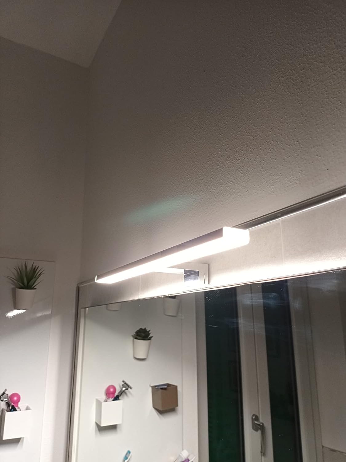 Perfect Lighting Every Day – MirrorBeam 10W LED Bathroom Light