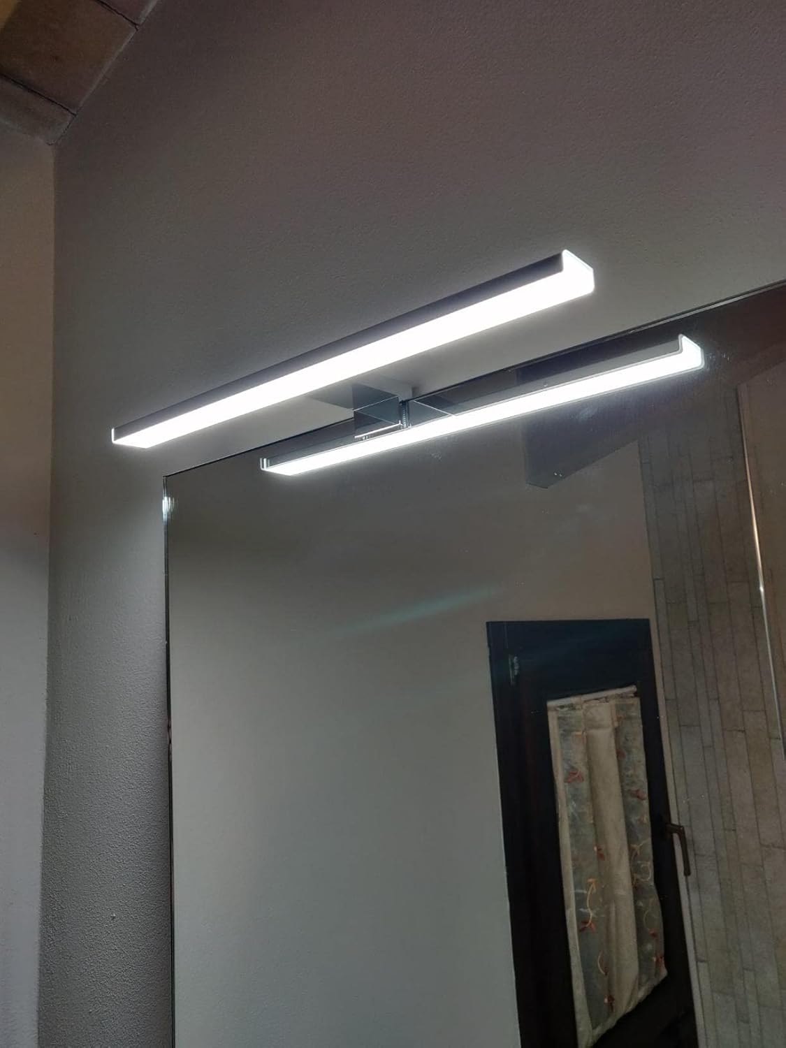 Perfect Lighting Every Day – MirrorBeam 10W LED Bathroom Light